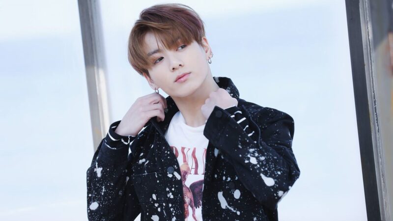 Hình ảnh Jungkook đang chỉnh áo khoác