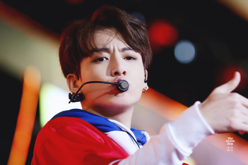 Hình ảnh Jungkook đang hát