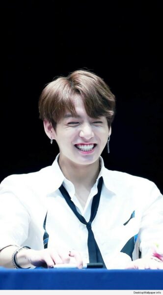 Hình ảnh Jungkook dễ thương trong chiếc áo sơ mi trắng