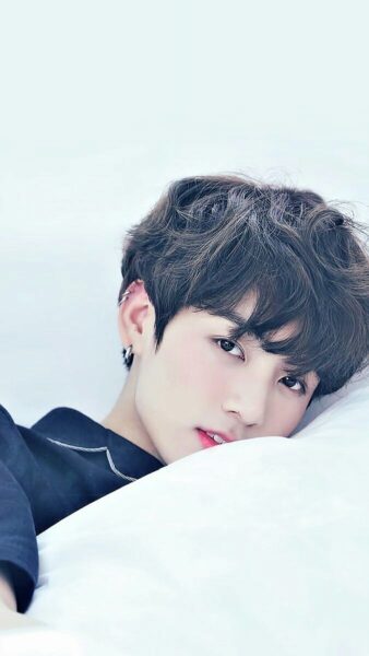 Hình ảnh Jungkook đẹp trai bên chiếc gối trắng