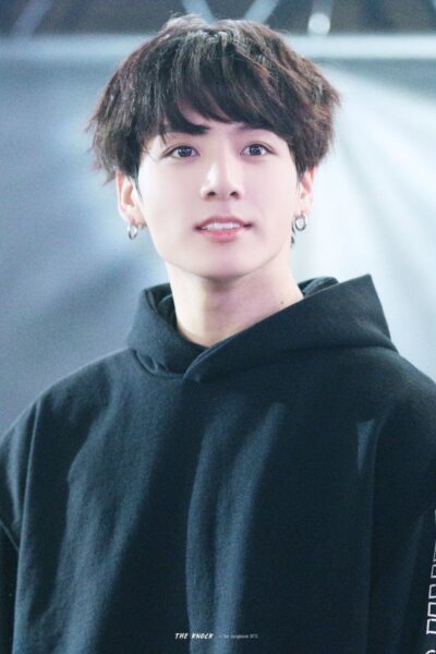 Hình ảnh Jungkook mặc áo hoodie đen