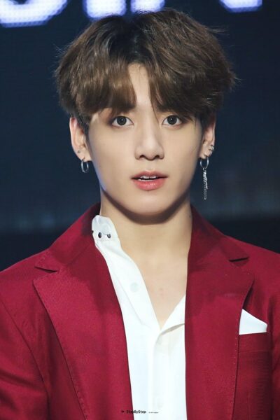 Hình ảnh Jungkook trong bộ vest đỏ