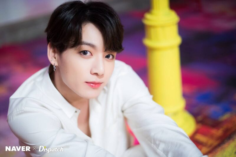 Hình ảnh Jungkook trong chiếc áo sơ mi trắng