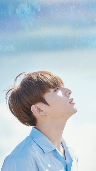 Hình ảnh Jungkook trong chiếc áo sơ mi xanh cực điển trai