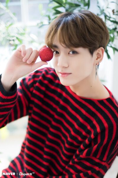 Hình ảnh Jungkook trong chiếc áo thun sọc đỏ đen