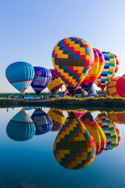 Hình ảnh khinh khí cầu bên hồ nước
