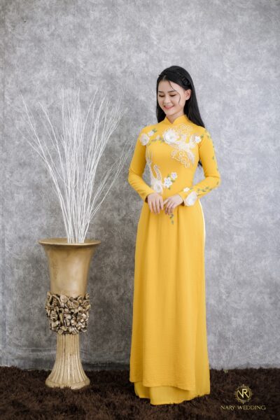 Hình ảnh mẫu áo dài cưới màu vàng tươi