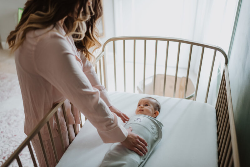 Hình ảnh mẹ ru con ngủ bằng nôi