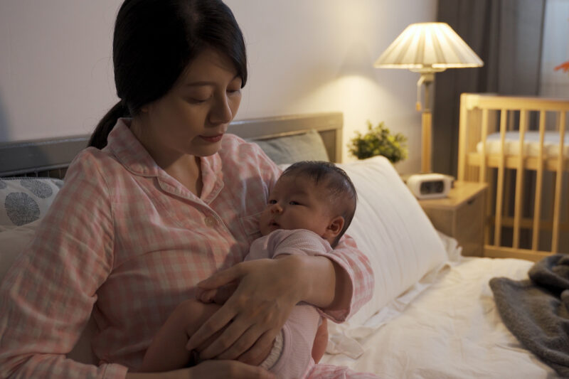 Hình ảnh mẹ ru con ngủ miệt mài trong đêm