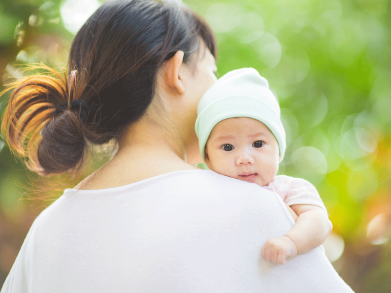 Hình ảnh mẹ ru con ngủ trên vai nhẹ nhàng