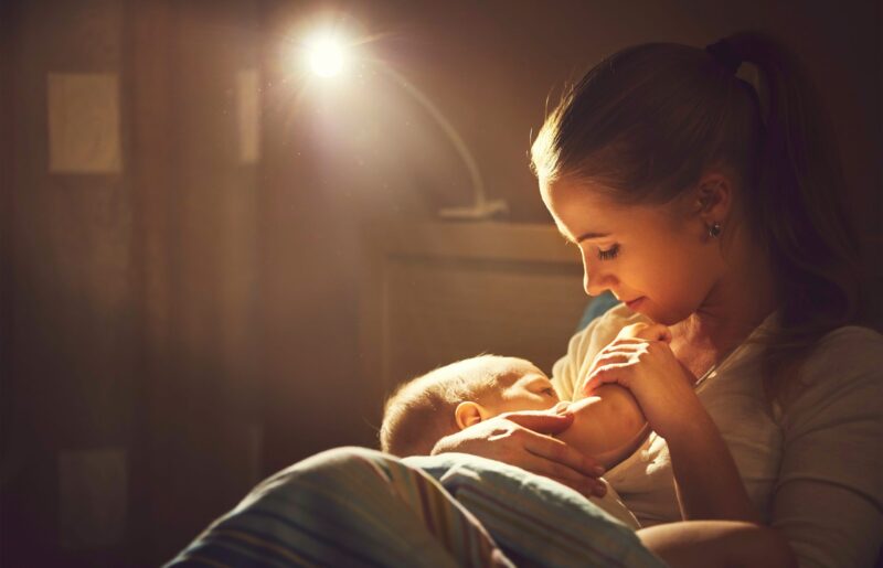 Hình ảnh mẹ ru con ngủ trong những đêm khuya