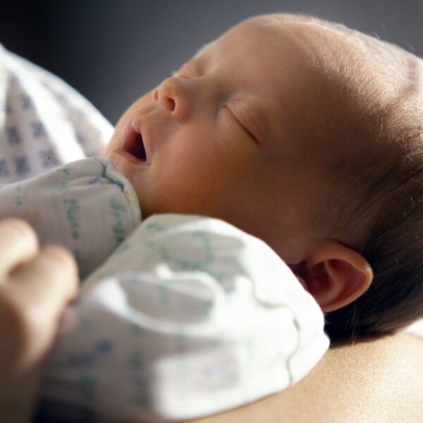 Hình ảnh mẹ ru con ngủ trong tay mẹ