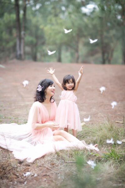 Hình ảnh mẹ và bé tung hoa