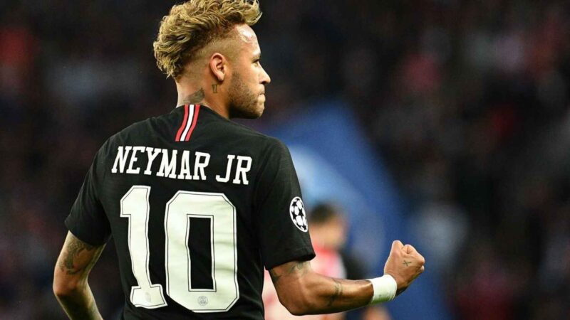 Hình ảnh Neymar để lộ hình xăm ấn tượng