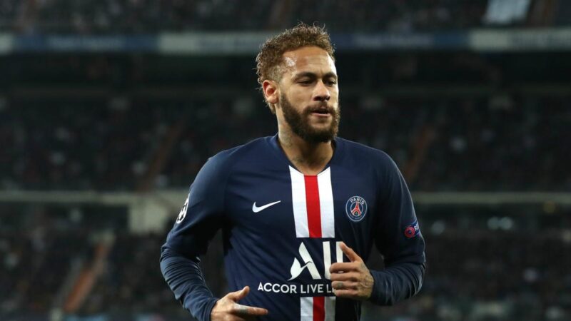 Neymar rượt đuổi bóng