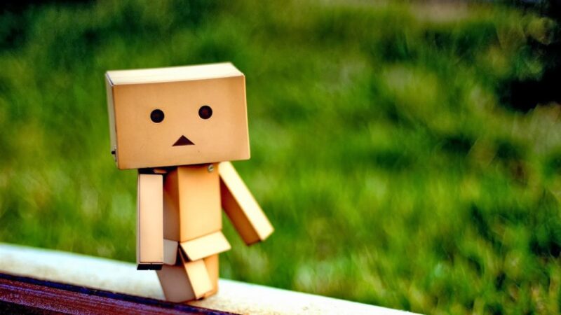 Hình ảnh người gỗ bước đi chậm rãi