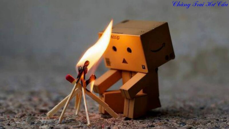 Hình ảnh người gỗ ngồi sưởi ấm