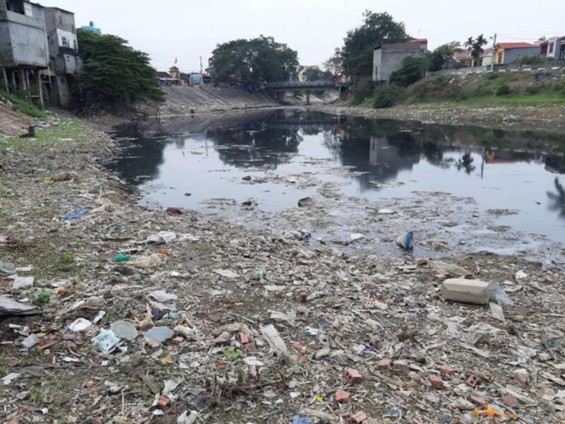 Hình ảnh ô nhiễm nguồn nước do rác