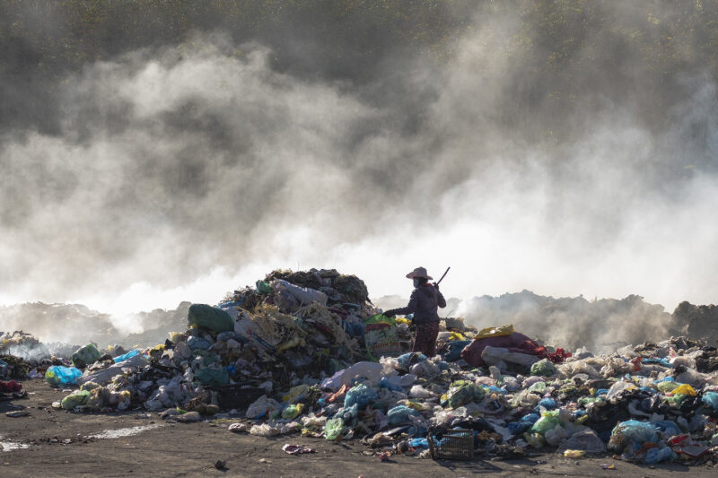 Hình ảnh ô nhiễm rác thải gây hại cho đất