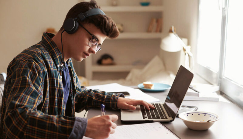 Hình ảnh ôn thi tại nhà qua mạng