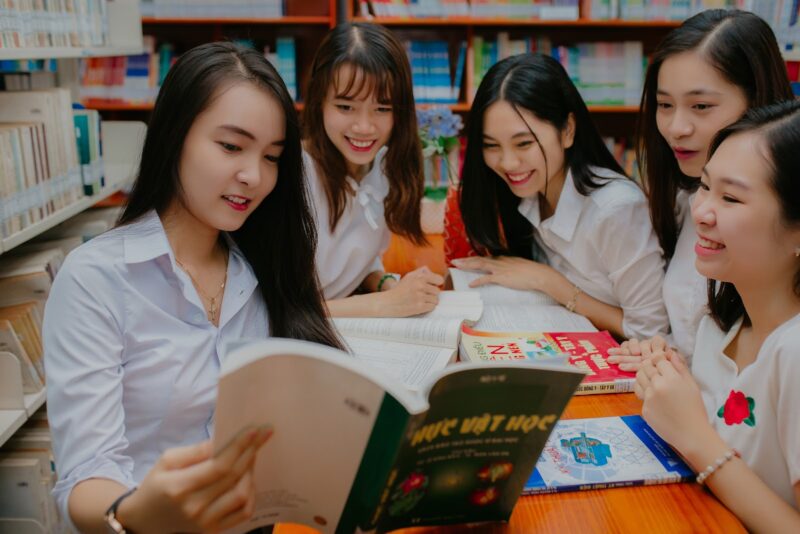 Hình ảnh ôn thi thư viện