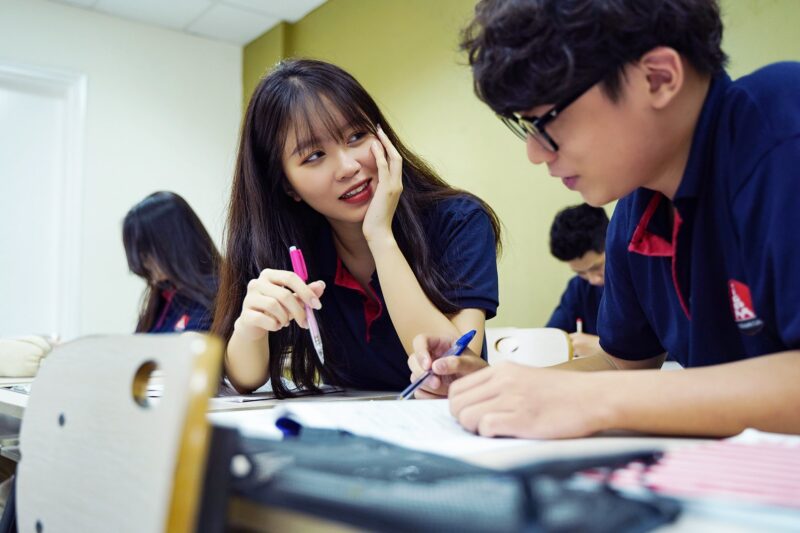 Hình ảnh ôn thi trao đổi với bạn