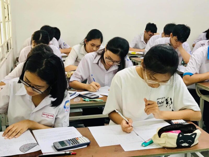 Hình ảnh ôn thi trên lớp học