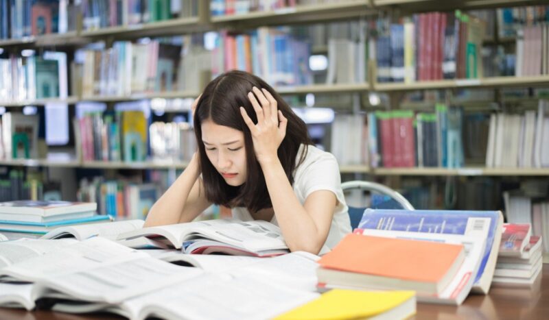 Hình ảnh ôn thi với sách