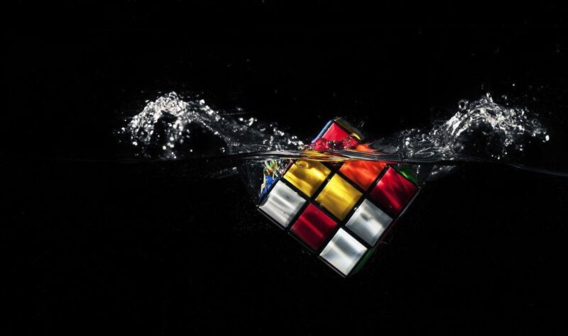 Bild von Rubik, der in Wasser getaucht ist