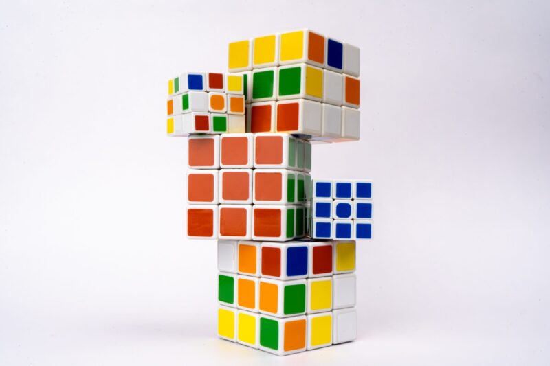 Gestapelte Rubiks Bilder