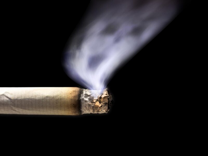 Hình ảnh thuốc lá đang tỏa khói