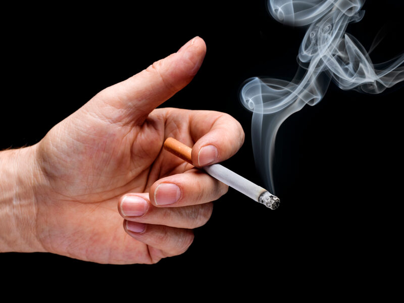 Zigarettenbild auf schwarzem Hintergrund
