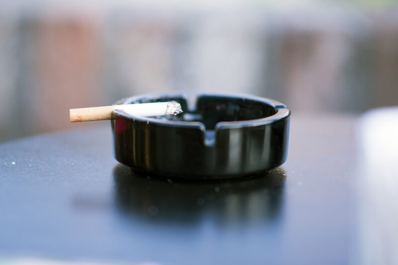 Hình ảnh thuốc lá trên gạt tàn