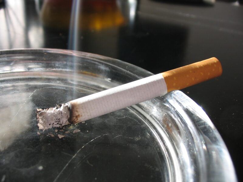 Hình ảnh thuốc lá trong gạt tàn