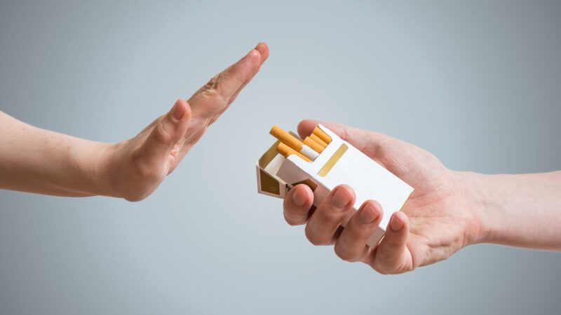 Hình ảnh thuốc lá với tay