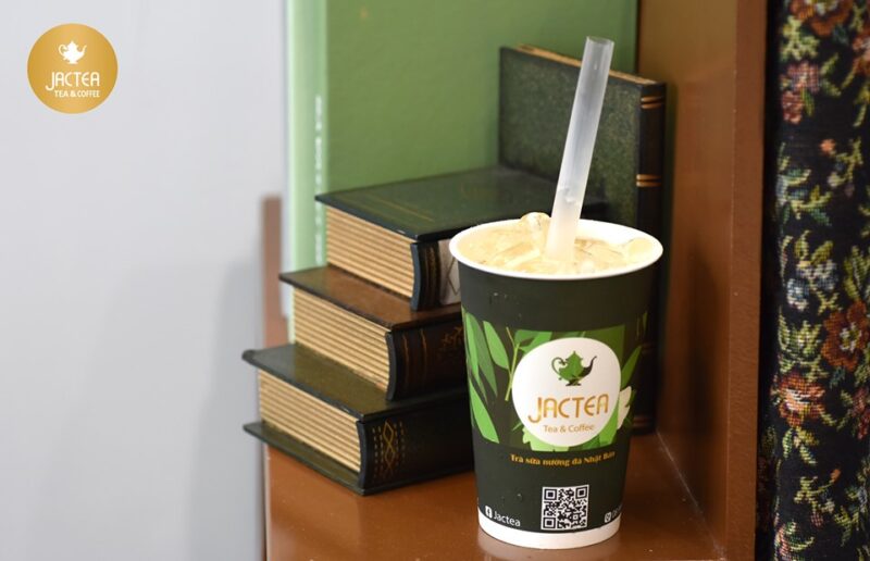 hình ảnh trà sữa tự chụp Jactea bên những quyển sách