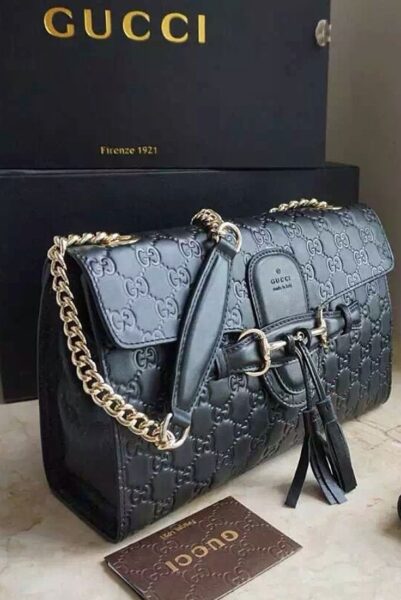 Bild einer schwarzen Gucci Tasche mit Gold