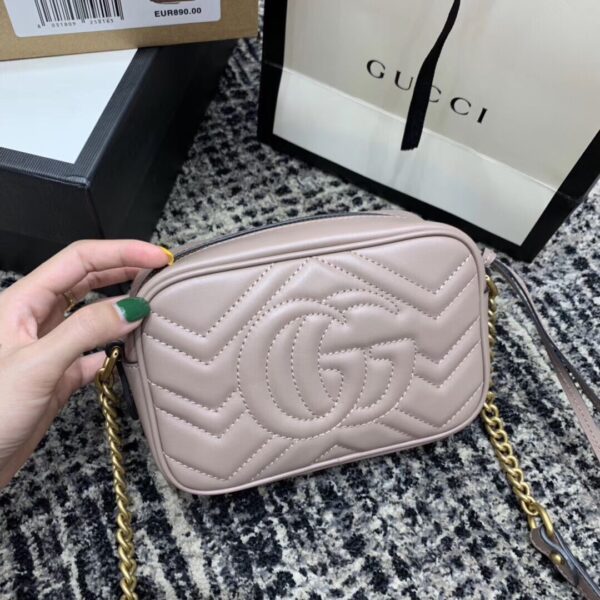 Bild einer pink-grauen Gucci-Handtasche