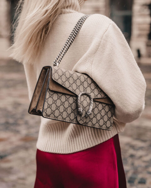 Bild einer Gucci-Handtasche unter der Achselhöhle
