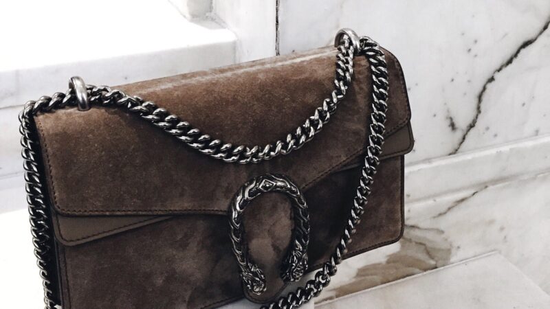 Bild einer braunen Gucci-Handtasche