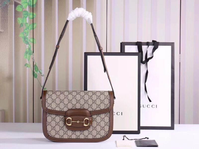 Bild einer graubraunen Gucci-Tasche