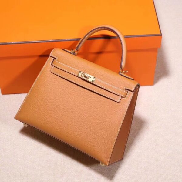 Das Bild der orangefarbenen Hermes-Handtasche ist super schön