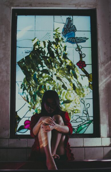 Hình ảnh tuyệt vọng bên ô cửa kính vỡ