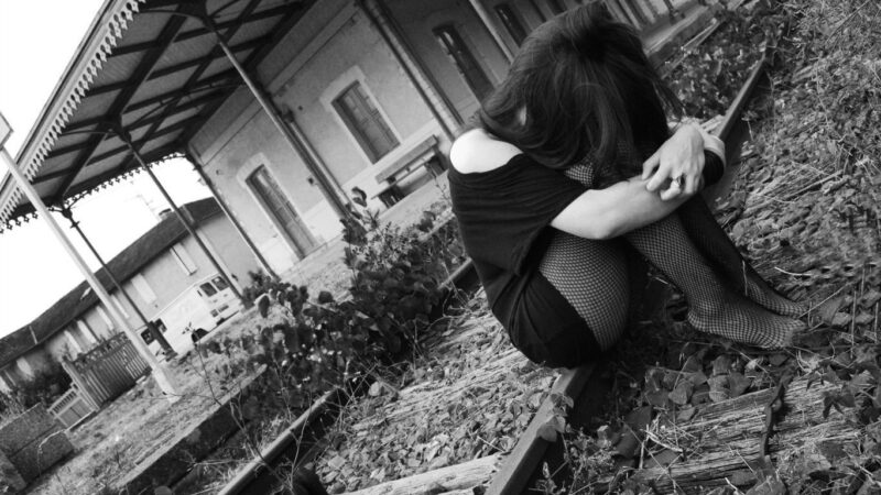 Hình ảnh tuyệt vọng của cô gái trên đường ray