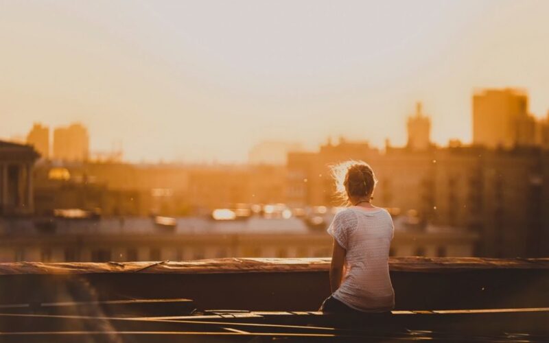 Hình ảnh tuyệt vọng ngồi trên sân thượng