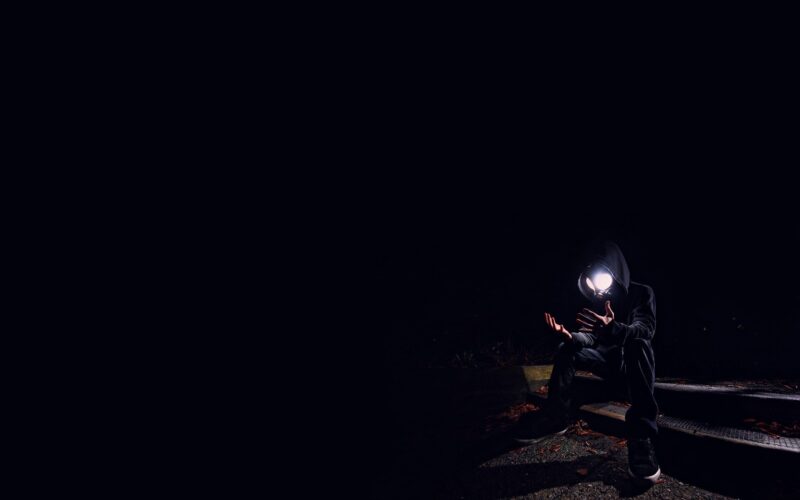 Hình ảnh tuyệt vọng với đôi bàn tay trắng