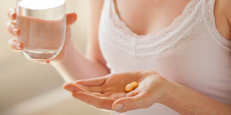 Hình ảnh uống thuốc 2 viên nén