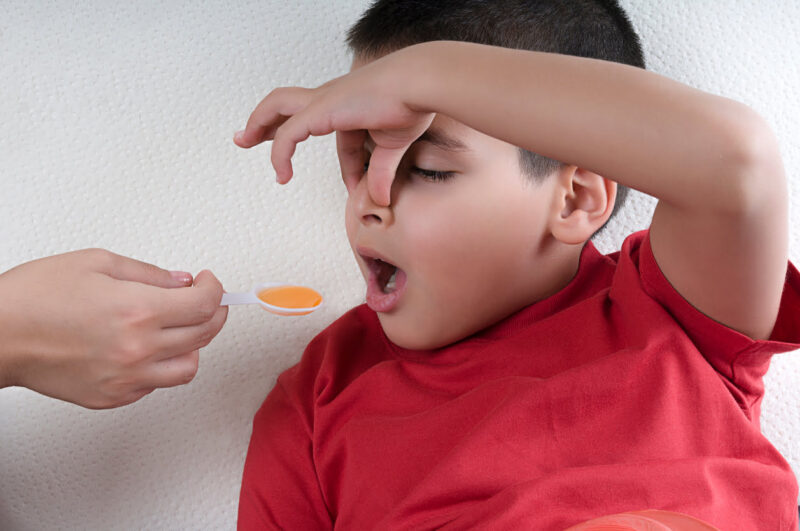 Hình ảnh uống thuốc bịt mũi