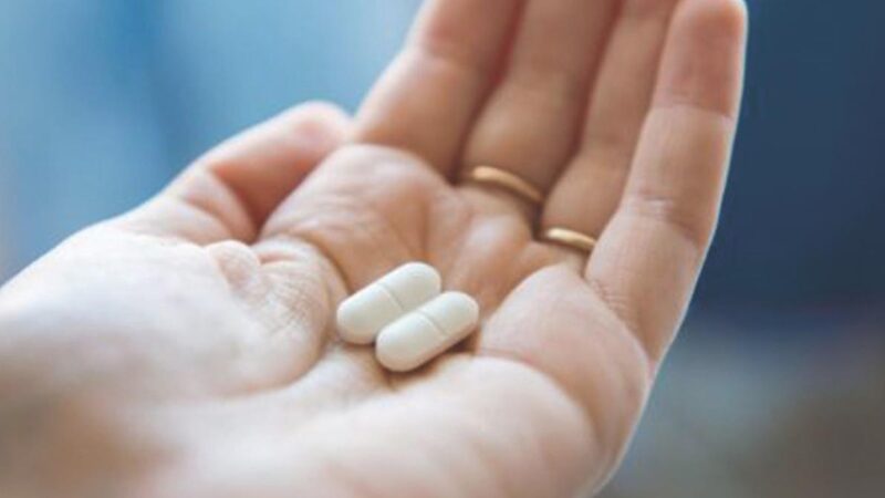 Hình ảnh uống thuốc cầm trên tay