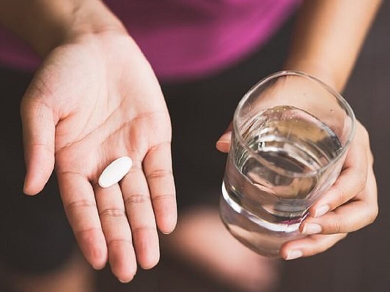 Hình ảnh uống thuốc một viên